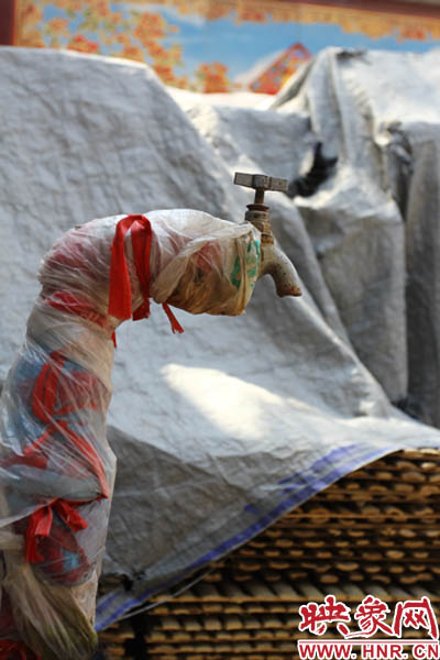 一名居民對記者說，“你擰擰水管看，俺不騙你，沒水吧？”