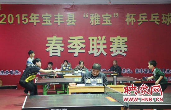 2月22日,河南省寶豐縣兩名乒乓球參賽選手在比賽中激烈角逐。 2月22日,河南省寶豐縣兩名乒乓球參賽選手在比賽中激烈角逐。