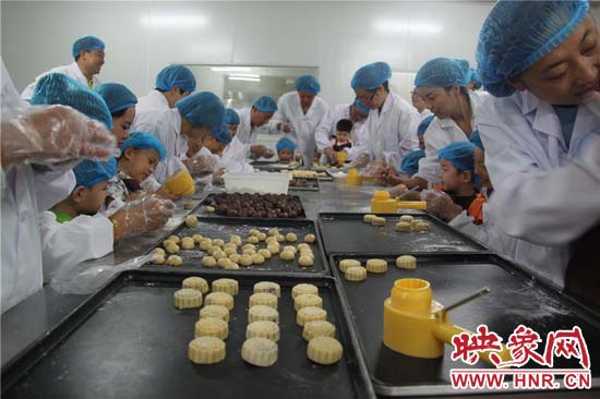 開封殘疾兒童:制作中秋月餅 體驗傳統文化 開封殘疾兒童:制作中秋月餅 體驗傳統文化