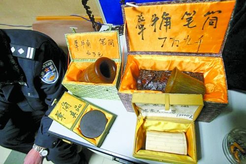 這些商品被暫扣，并根據鑒定情況對販賣者依法處罰。 記者 閆化莊 攝