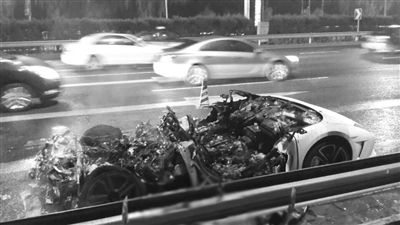 蘭博基尼自燃后報廢。 微博網友 SCC寬寬 攝 蘭博基尼自燃后報廢。 微博網友 SCC寬寬 攝