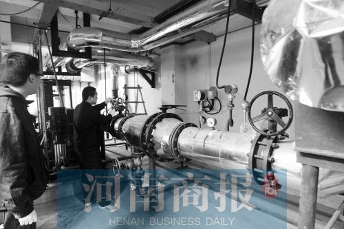 工作人員在換熱站內忙碌 記者 鄧萬里/攝