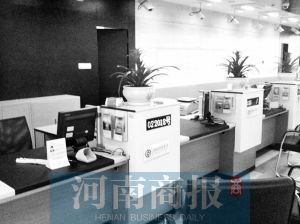 銀行工作人員離開。河南商報實習生 王杰/攝