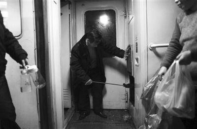 動車僅售14元法國礦泉水 記者亮身份后2元水現身 動車僅售14元法國礦泉水 記者亮身份后2元水現身