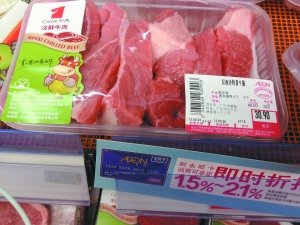 超市高價牛肉涉嫌注水 供應商稱牛肉注不注水基本靠自覺 超市高價牛肉涉嫌注水 供應商稱牛肉注不注水基本靠自覺