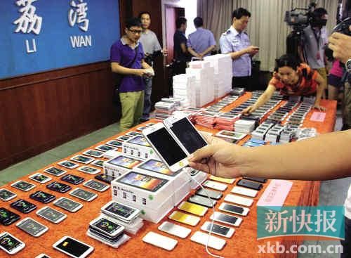 ■假冒手機。新快報記者曾泓/攝 ■假冒手機。新快報記者曾泓/攝