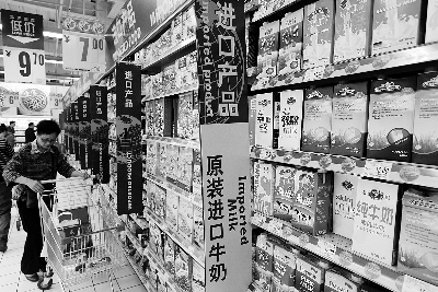 在通州某超市,進口奶粉、純牛奶打出“原裝進口”的招牌吸引消費者購買 攝/法制晚報記者 黑克 在通州某超市,進口奶粉、純牛奶打出“原裝進口”的招牌吸引消費者購買 攝/法制晚報記者 黑克