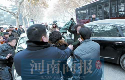 兩名女子廝打在一起，民警上前勸架