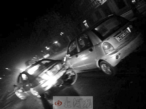 撞上出租車QQ才停下,兩車間還夾著一輛自行車。 撞上出租車QQ才停下,兩車間還夾著一輛自行車。