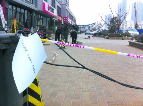 這處危險(xiǎn)路段，從表面看沒有一點(diǎn)異常。但是在地面下，坍塌的大坑可裝下中巴車。