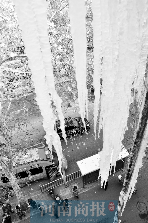 冰掛直指地面,知情的路人不得不繞道而過 冰掛直指地面,知情的路人不得不繞道而過