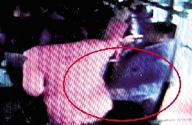 一小偷把手伸到乘客衣兜內(nèi)行竊時的瞬間。(翻拍視頻)