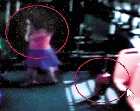 去年10月份的一天，一名女乘客打著電話下了車，包丟在了車上。(翻拍視頻)