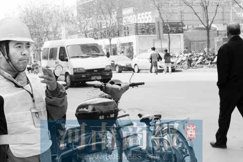 燃?xì)庑孤?消防員演習(xí)變實(shí)戰(zhàn)。而幾米外,有工作人員在抽煙 燃?xì)庑孤?消防員演習(xí)變實(shí)戰(zhàn)。而幾米外,有工作人員在抽煙