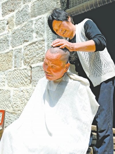 為了照顧兩個(gè)小叔,馬英專門學(xué)會(huì)了理發(fā)。 為了照顧兩個(gè)小叔,馬英專門學(xué)會(huì)了理發(fā)。