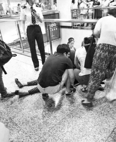 男子繼母被捅傷后跑到站內(nèi)，倒在了地上（圖片來自網(wǎng)絡(luò)）。