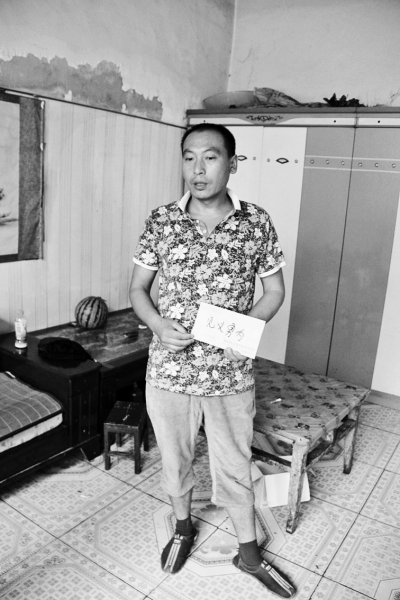 采建新拿的信封里，是南京警方送來的獎金。