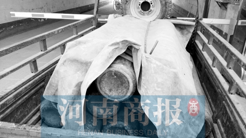 一輛電動三輪車拉著十幾個氧氣瓶 一輛電動三輪車拉著十幾個氧氣瓶