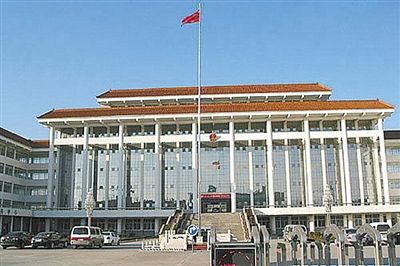 濮陽縣違規、超標修建的縣委、縣政府辦公樓。新華社發發布