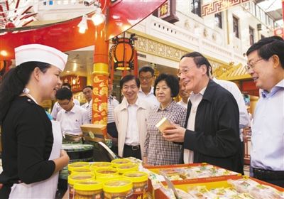 9月6日，王岐山在天津南市食品街調研，在月餅柜臺前，詢問中央關于中秋國慶嚴禁公款送禮的規定發布后的銷售情況。新華社記者 李學仁 攝