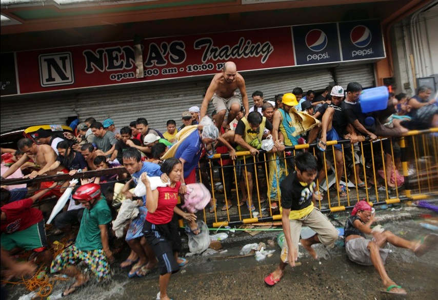 當(dāng)?shù)貢r間11月10日，強臺風(fēng)“海燕”襲擊菲律賓塔克洛班后，當(dāng)?shù)鼐用裣唇偕痰辏鍝屛镔Y。