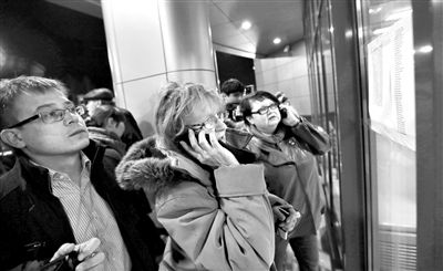 11月17日,俄羅斯喀山機場,一些人在查看航站樓上貼著的遇難者名單,他們可能是遇難者的親屬。 11月17日,俄羅斯喀山機場,一些人在查看航站樓上貼著的遇難者名單,他們可能是遇難者的親屬。