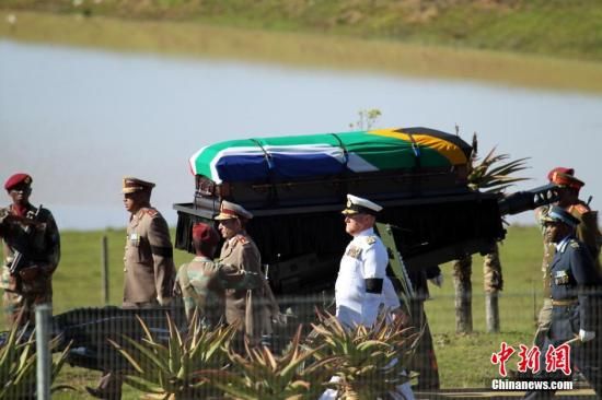 圖為南非海、陸、空三軍首腦為曼德拉護靈。宋方燦 攝