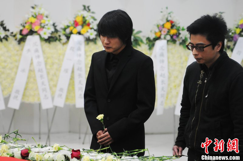 韓寒到場痛哭流淚。