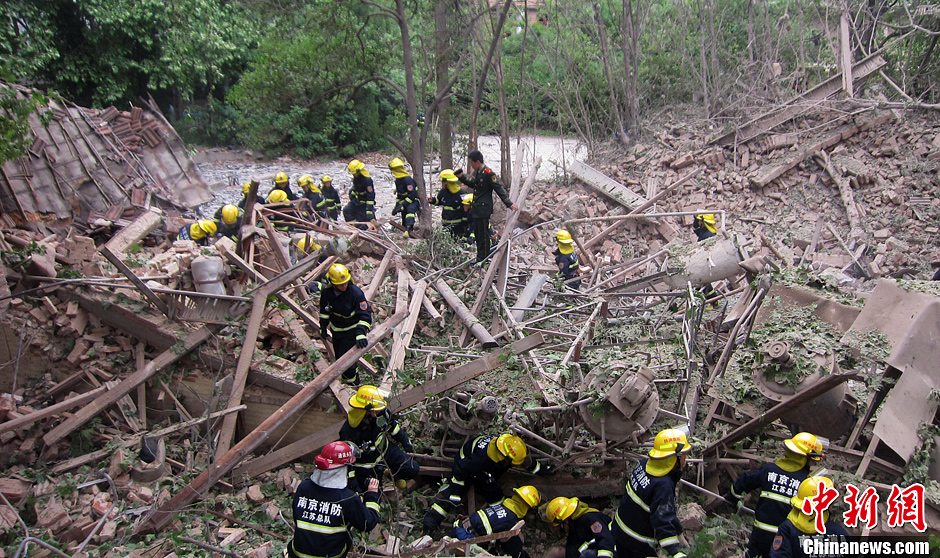 圖為南京消防隊員在現場搜救。中新社發 梅亮 攝
