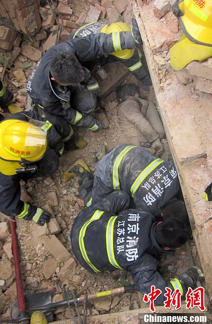 圖為南京消防隊員找到被埋工人。中新社發 梅亮 攝