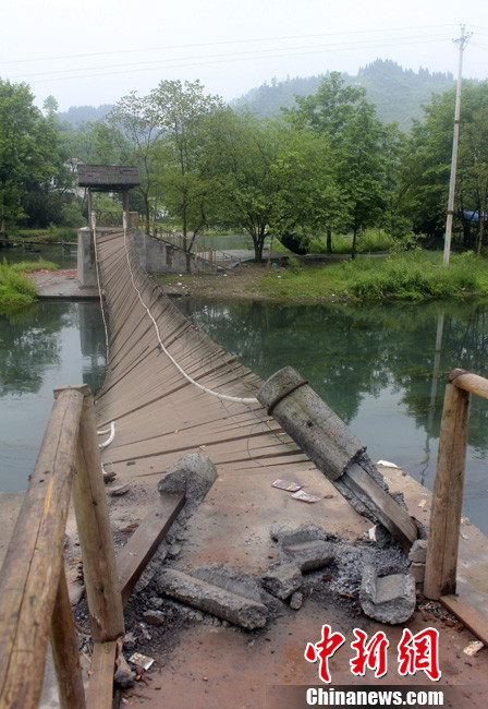 5月1日晚9點10分左右,湖南省鳳凰縣沱江鎮棉寨村距縣城3公里處桃花島篝火晚會散場時,游客經過近水 5月1日晚9點10分左右,湖南省鳳凰縣沱江鎮棉寨村距縣城3公里處桃花島篝火晚會散場時,游客經過近水