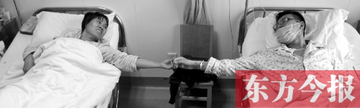 潘大想(左)拉著兒子的手鼓勵兒子好好活下去 潘大想(左)拉著兒子的手鼓勵兒子好好活下去