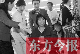 坐在輪椅上的,就是為兒子捐出肝、腎的母親潘大想 坐在輪椅上的,就是為兒子捐出肝、腎的母親潘大想