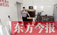 男廁中擺放的電視機、柜子、自行車等物品 男廁中擺放的電視機、柜子、自行車等物品