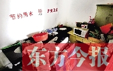 廁所進門中廳,擺放著灶臺、餐桌、床鋪等,乍一看像個客廳 廁所進門中廳,擺放著灶臺、餐桌、床鋪等,乍一看像個客廳