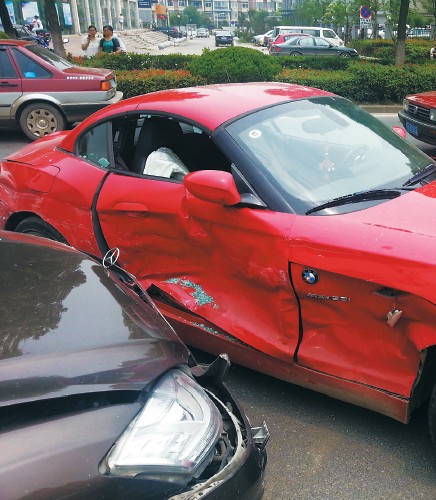 寶馬車門完全變形。 寶馬車門完全變形。