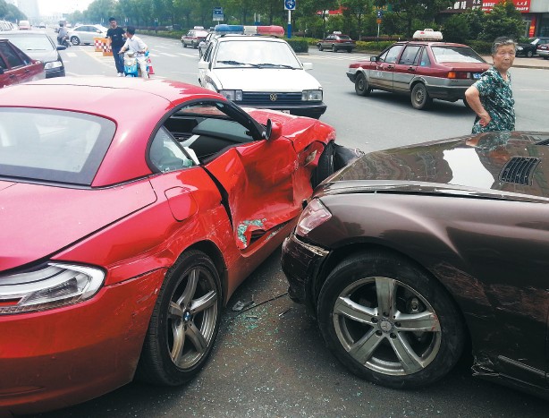 兩部價值百萬左右的豪車在碰撞中損傷嚴重。謝德勝 記者金學永/攝 兩部價值百萬左右的豪車在碰撞中損傷嚴重。謝德勝 記者金學永/攝