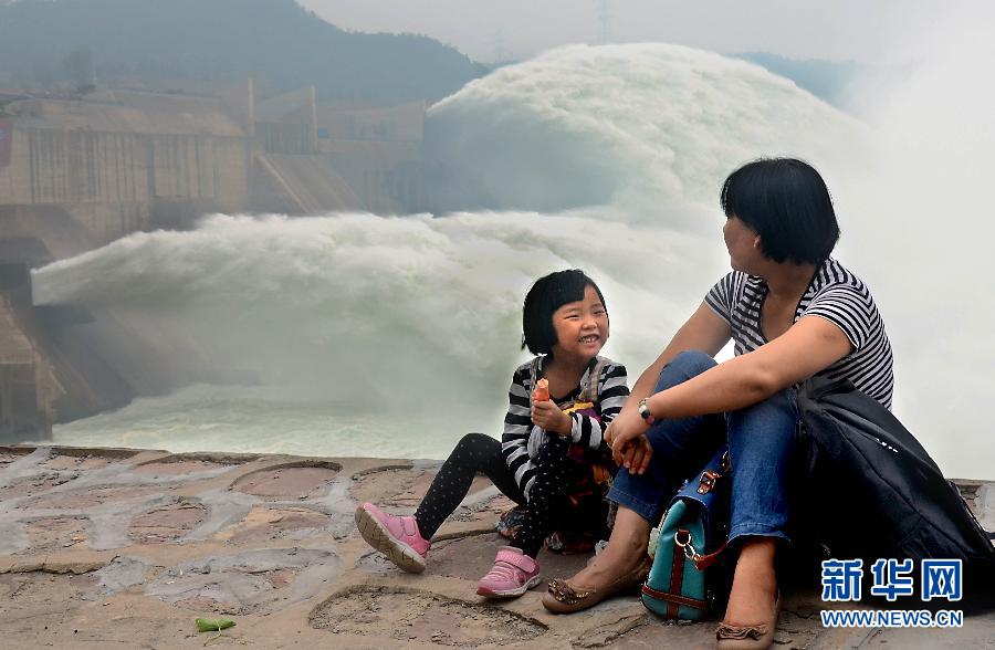 6月22日,兩位游客在黃河小浪底景區內歇息。 6月22日,兩位游客在黃河小浪底景區內歇息。