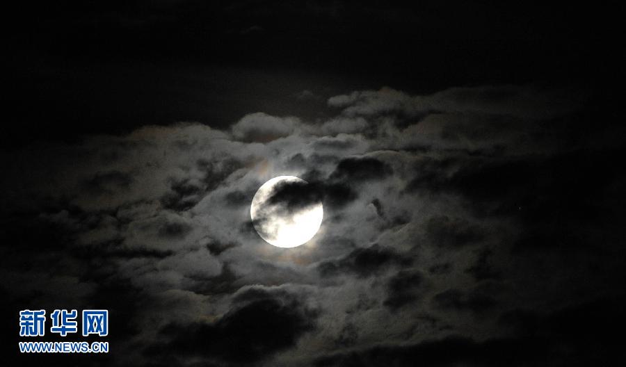 6月23日晚,一輪圓月高懸在海南省海口市上空。 6月23日晚,一輪圓月高懸在海南省海口市上空。