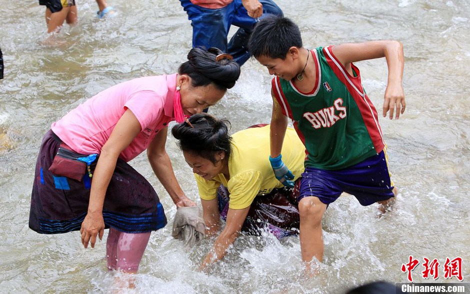 7月9日,村民在小河里摸魚搶魚。譚凱興 攝 7月9日,村民在小河里摸魚搶魚。譚凱興 攝