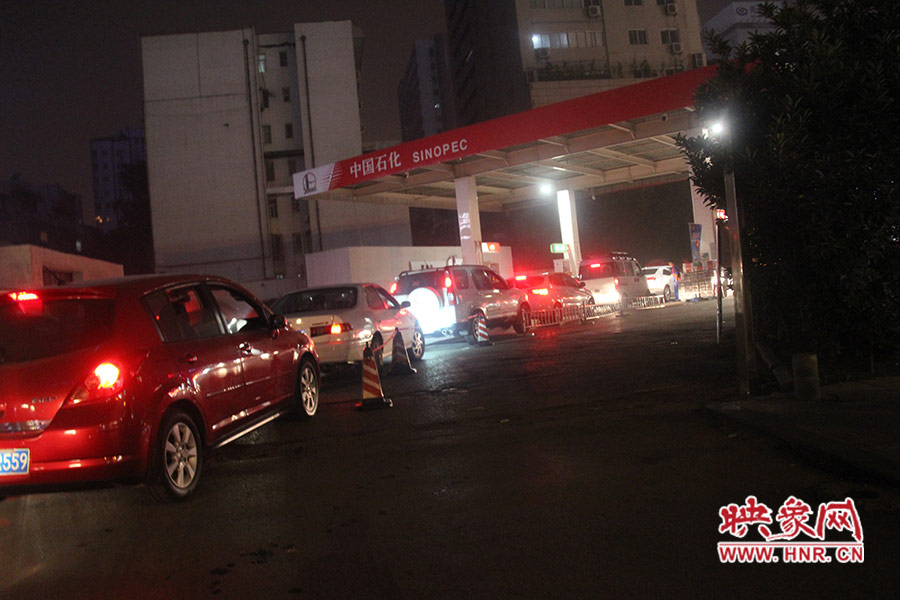 成品油價格7月20日起上調 私家車主排隊"搶"油 成品油價格7月20日起上調 私家車主排隊"搶"油