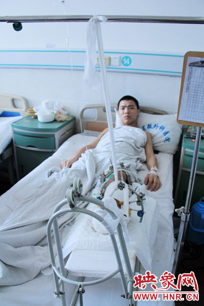 “如果有人肯幫我出4萬元的醫(yī)藥費(fèi),我愿意為他免費(fèi)工作3年,多苦多累都行。”7月26日,躺在病床里上的 “如果有人肯幫我出4萬元的醫(yī)藥費(fèi),我愿意為他免費(fèi)工作3年,多苦多累都行。”7月26日,躺在病床里上的