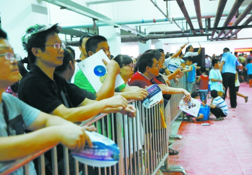 家長在休息區內張望著小孩 家長在休息區內張望著小孩