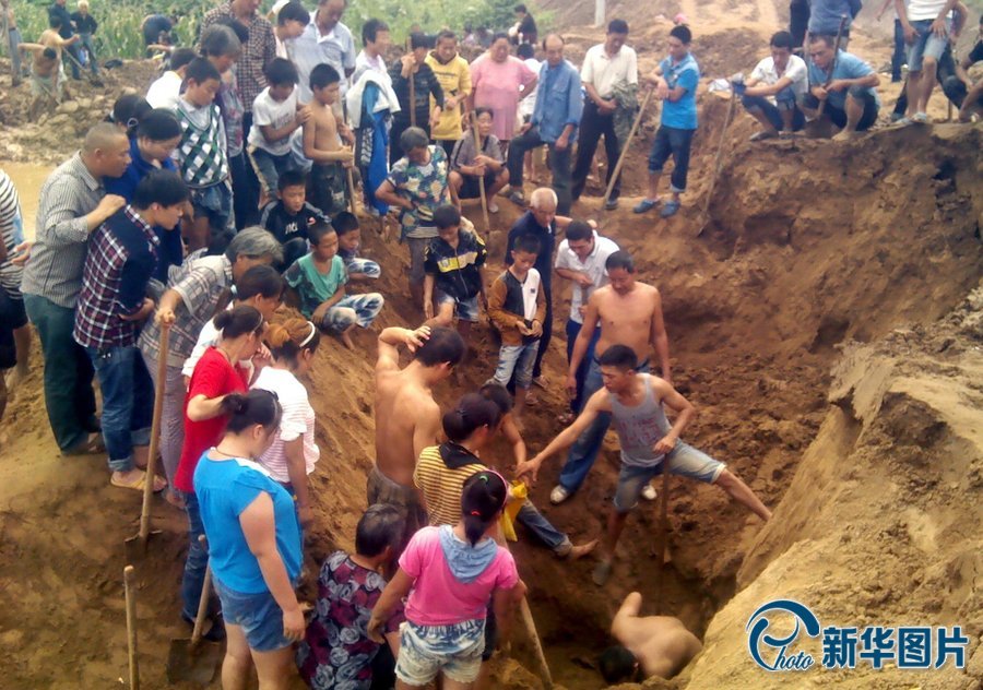 河南西平工地挖出銅錢(qián) 上百村民連夜哄搶 河南西平工地挖出銅錢(qián) 上百村民連夜哄搶