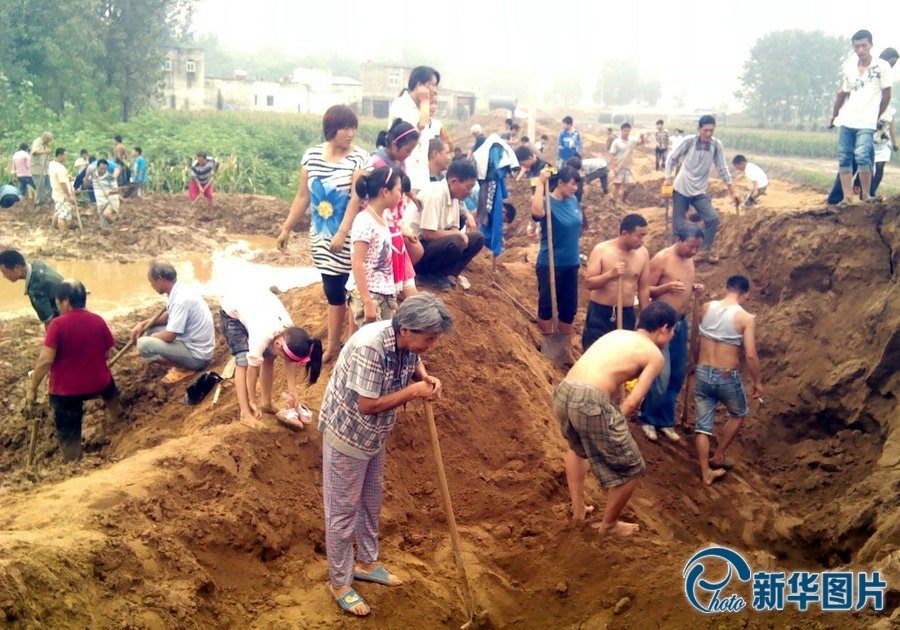 河南西平工地挖出銅錢(qián) 上百村民連夜哄搶 河南西平工地挖出銅錢(qián) 上百村民連夜哄搶