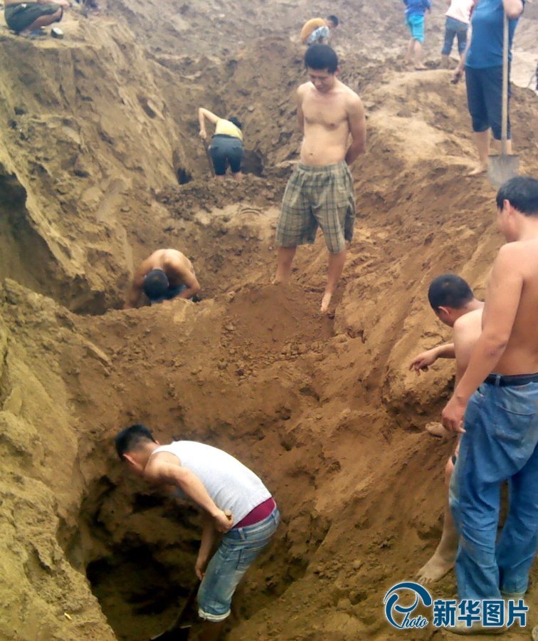 河南西平工地挖出銅錢(qián) 上百村民連夜哄搶 河南西平工地挖出銅錢(qián) 上百村民連夜哄搶