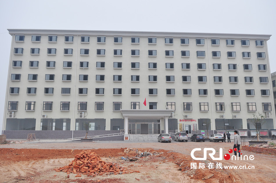 2013年10月21日,長沙云蓋村欠債千萬新建的豪華村部樓。 2013年10月21日,長沙云蓋村欠債千萬新建的豪華村部樓。