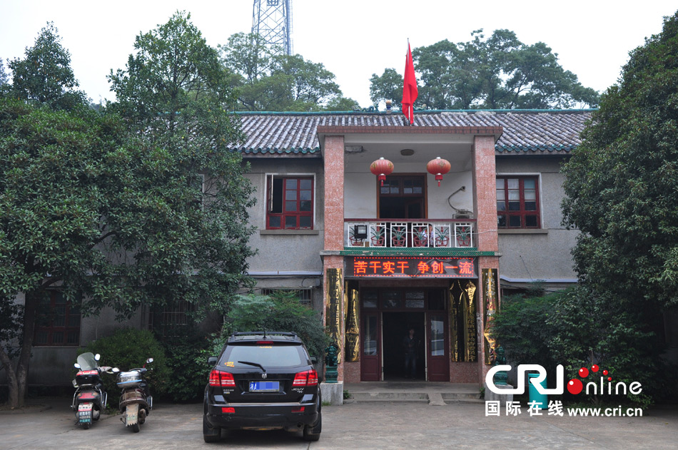 2013年10月21日,這是蓮花鎮人民政府的辦公樓,和蓮花鎮云蓋村的辦公樓相比,寒酸不少。 2013年10月21日,這是蓮花鎮人民政府的辦公樓,和蓮花鎮云蓋村的辦公樓相比,寒酸不少。