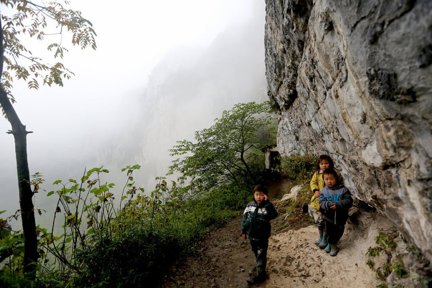 教室不遠處僅有的空地便是孩子們課間玩樂的場所 教室不遠處僅有的空地便是孩子們課間玩樂的場所
