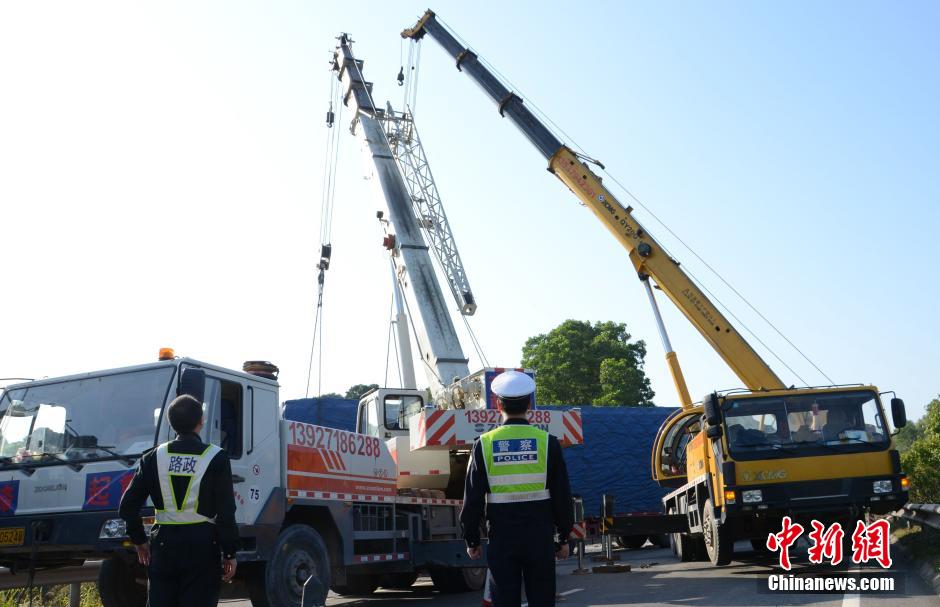 廣云高速發生車禍 大型平板拖車橫跨整個車道